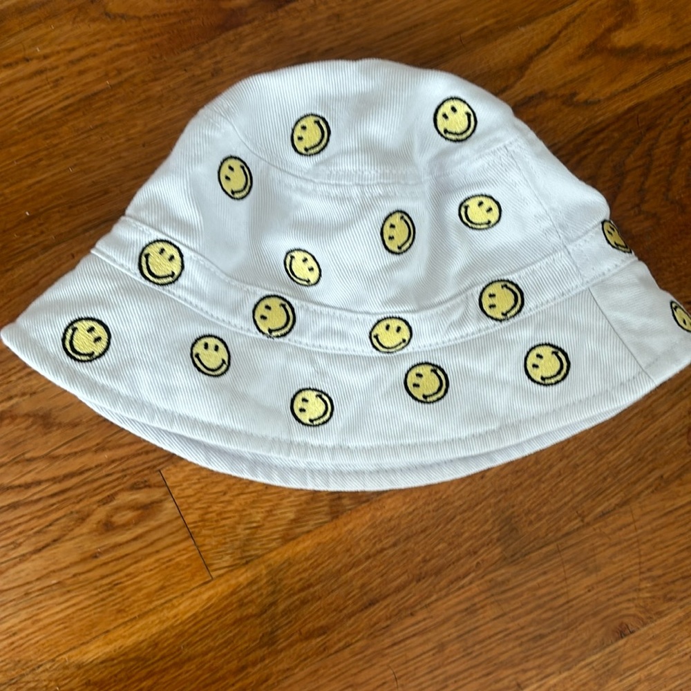 Smiley bucket hat